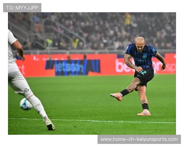 劳塔罗禁区内强力头球首开纪录，国际米兰客场2比0战胜克雷莫内塞